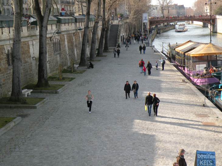  promeneurs sur les berges de la Seine